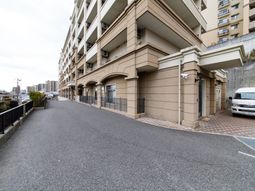 施設外観と駐車場