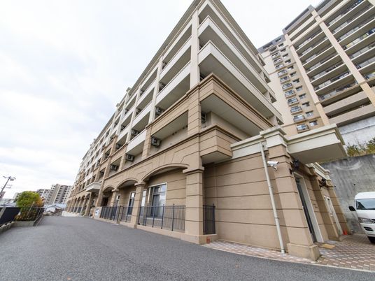 広々とした建物外観