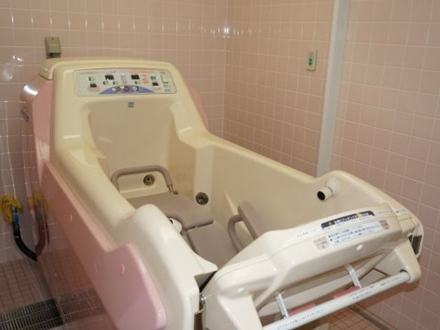 最新設備の介護用浴槽 浴室 快適な入浴をサポートする介護用浴槽です。安全かつ効率的にご利用者のケアを行えます。