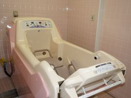 高機能な介護用浴槽