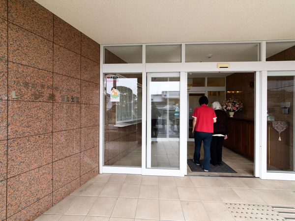 玄関を入る人々