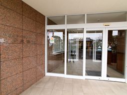 エントランス越しに見る施設外観