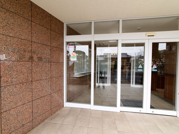 エントランス越しに見る施設外観