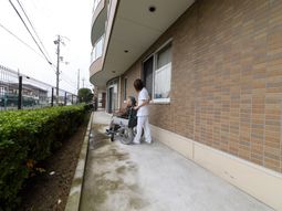 屋外のスタッフと利用者
