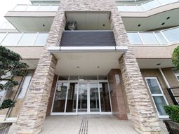 明るいエントランスの建物