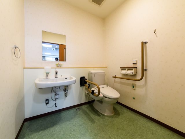 バリアフリートイレ トイレ 手すり付きで安全に配慮された清潔なトイレスペースです。ゆったりとした設計で快適にご利用いただけます。