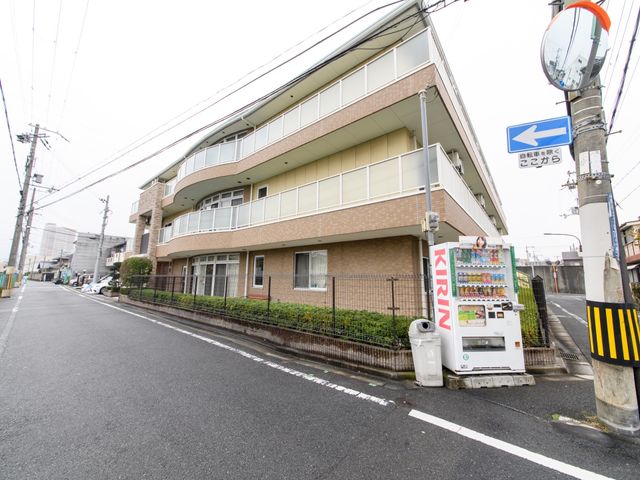 多階建ての建物外観 外観 都市の中に溶け込むモダンな外観の建物です。窓が多く、明るい印象を与えています。