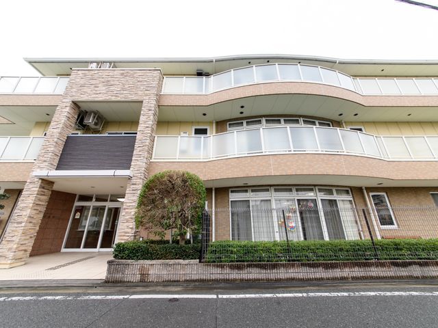 モダンな建物のエントランス 外観 明るい外観の入口はバリアフリー設計で、どなたでも安心して出入りできる造りになっています。