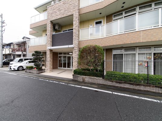 都市のエントランス外観