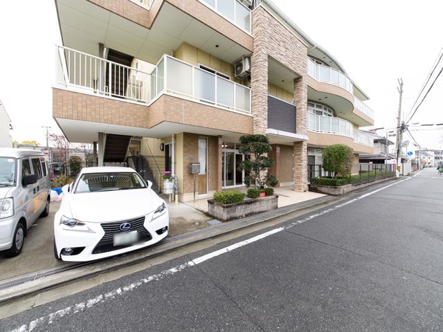 住宅風外観の明るい建物 外観 ゆったりとした空間のエントランスが印象的な施設です。清潔感があるため、日々の業務にも前向きな気持ちで取り組めそうです。