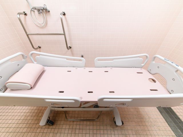 バリアフリー設計の浴室 浴室 安全に考慮された手すりが設置されているバリアフリーの浴室です。ご利用者の快適な入浴を支援しています。