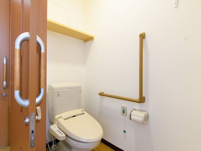 手すり付きトイレ トイレ 手すりが設置された清潔感あるトイレです。安全と利便性を考慮した設計で、どなたにも使いやすくなっています。