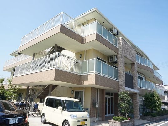 明るい外観の建物  