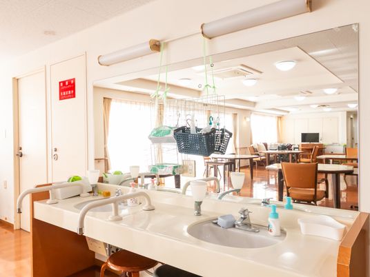 光が差し込む共用スペース