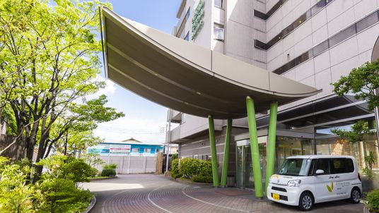 多階層の建物とエントランス