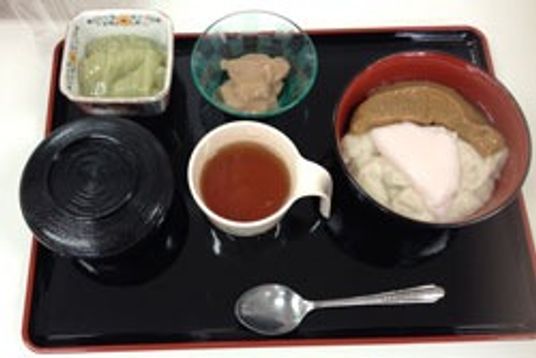 食事トレーの料理