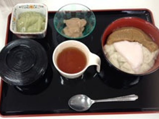 食事トレーの料理 料理 彩り豊かな食事で、栄養バランスが配慮された内容です。食事の時間が楽しみになりますね。