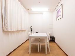 明るいテーブルの部屋
