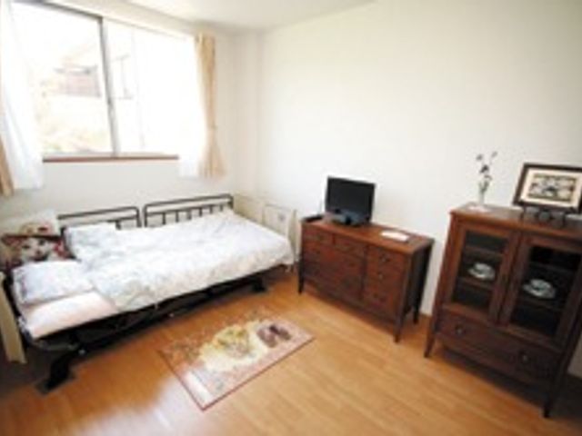 明るい居室 居室 自然光が差し込む明るい居室です。シンプルなインテリアで落ち着いた生活空間が整っています。