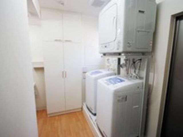 洗濯機と乾燥機の部屋 コインランドリー   清潔で使いやすい洗濯設備です。省スペースで効率的に洗濯ができます。