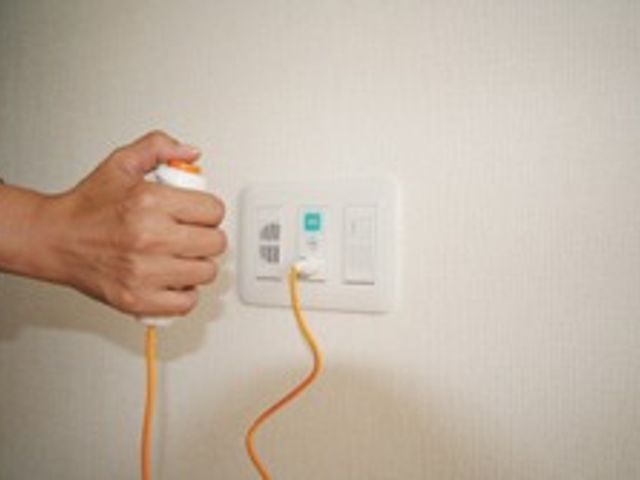 安全を確認する手 スタッフイメージ 緊急時に備えた設備の一部を確認できる場面です。安心して働ける環境づくりがされています。