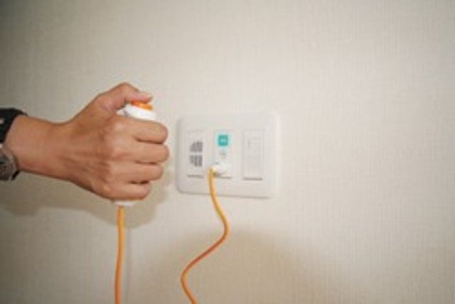 安全を確認する手 スタッフイメージ 緊急時に備えた設備の一部を確認できる場面です。安心して働ける環境づくりがされています。