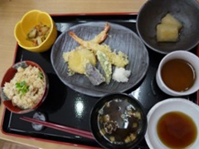 和食の彩り豊かなお膳 料理 彩り豊かに盛り付けられた和食のお膳です。