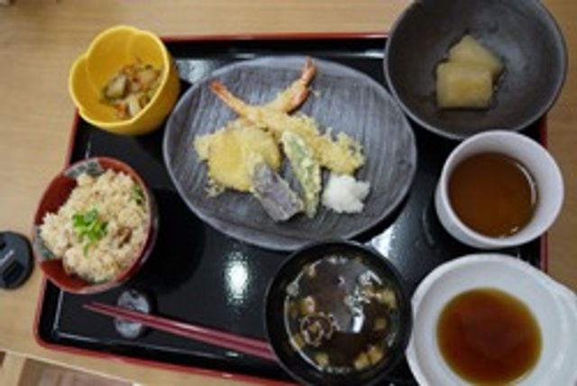 和食の彩り豊かなお膳 料理 彩り豊かに盛り付けられた和食のお膳です。