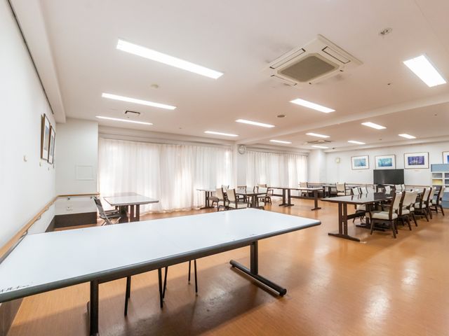 明るい共有スペース ラウンジ 広々とした明るいスペースで、自然光が優しく入り込む居心地の良い場所です。リラックスしながら交流を楽しめます。