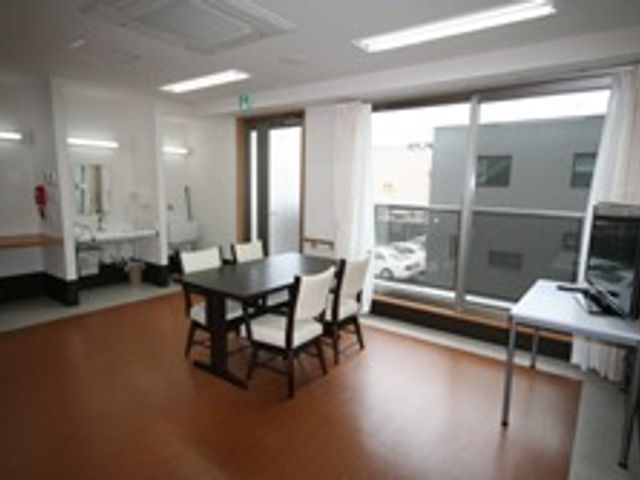 自然光が入る広々とした部屋 内観 窓からの自然光が心地よく、明るいスペースになっています。シンプルで落ち着いたインテリアが特徴です。