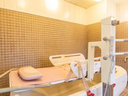 介護用設備が整った施設浴室