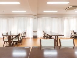 自然光の入る食堂