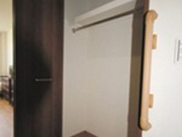 安全なクローゼット クローゼット 手すり付きで使いやすいクローゼットです。広く安心してご利用いただけます。