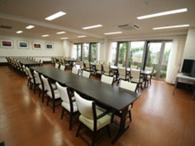 広々とした食堂 食堂 広々とした明るい空間で、自然光が差し込む食堂です。食事や会話を楽しむのに最適です。