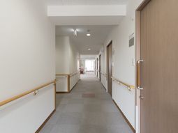 清潔な施設の廊下
