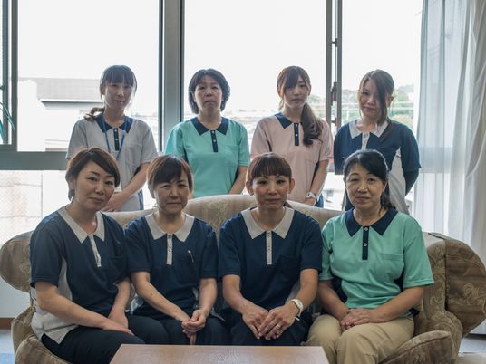 笑顔のスタッフ集合写真