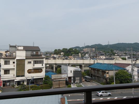 都市の風景が広がるバルコニー