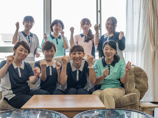 笑顔のスタッフ集合写真