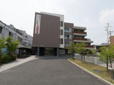 広々とした施設の外観