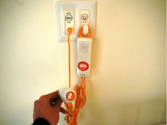 呼び出し装置のある壁
