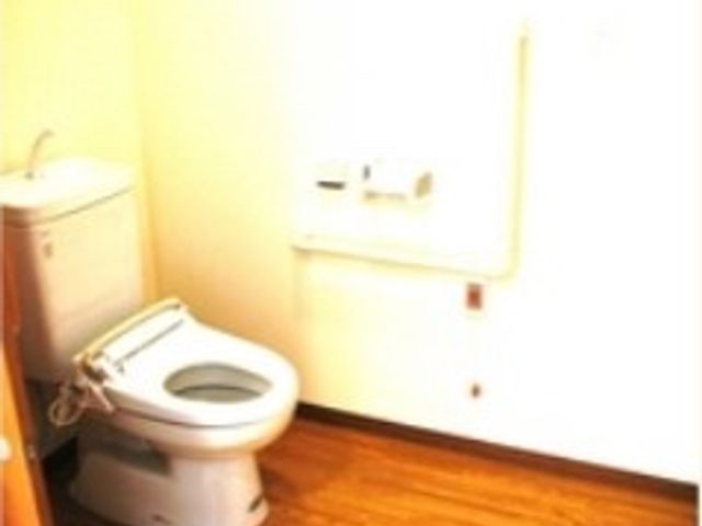 明るい個室トイレ トイレ 清潔感のあふれる個室のトイレです。手すりが設置され、安心してお使いいただける設計になっています。