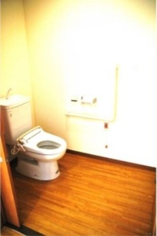 明るい個室トイレ トイレ 清潔感のあふれる個室のトイレです。手すりが設置され、安心してお使いいただける設計になっています。