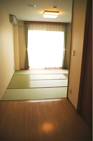 明るい和室の空間 居室 ゆとりあるプライベート空間が確保された居室です。暖かみのある光が差し込む、安らぎの場所となっています。