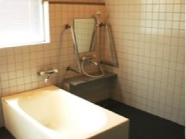 手すり付きの浴室 浴室 手すりが設置された清潔な浴室です。安全に配慮してデザインされ、快適な入浴を支援します。