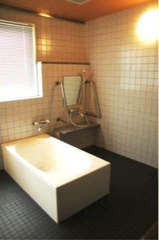 手すり付きの浴室 浴室 手すりが設置された清潔な浴室です。安全に配慮してデザインされ、快適な入浴を支援します。