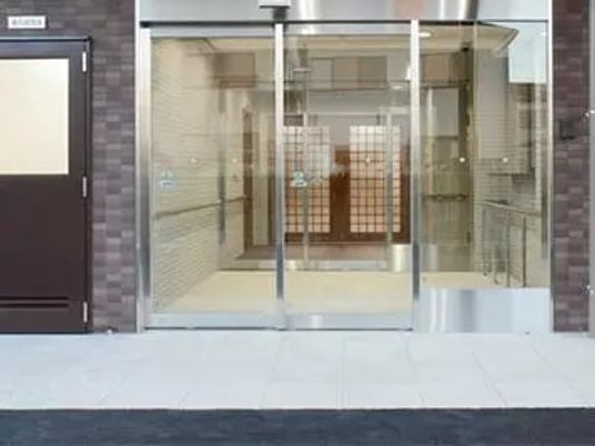 ガラス扉のエントランス  