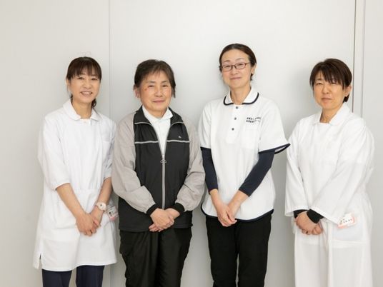 4人の職員の集合  