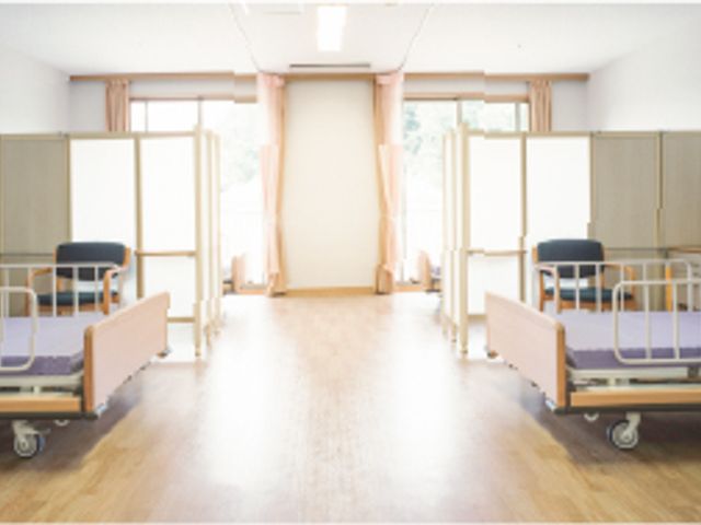 明るい居室 居室 広々とした居室は、自然光がたっぷりと入る明るい空間です。快適に過ごせる環境が整っています。