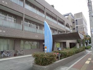 周囲の建物がある外観