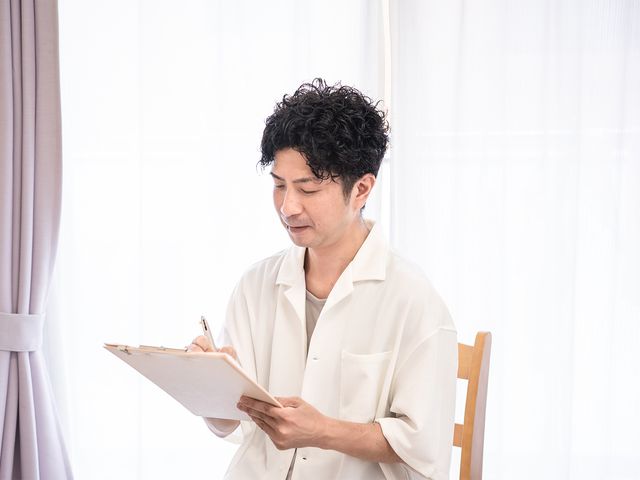 明るい空間での作業 スタッフイメージ スタッフが落ち着いた雰囲気の中で作業を行っており、リラックスできる環境を感じます。